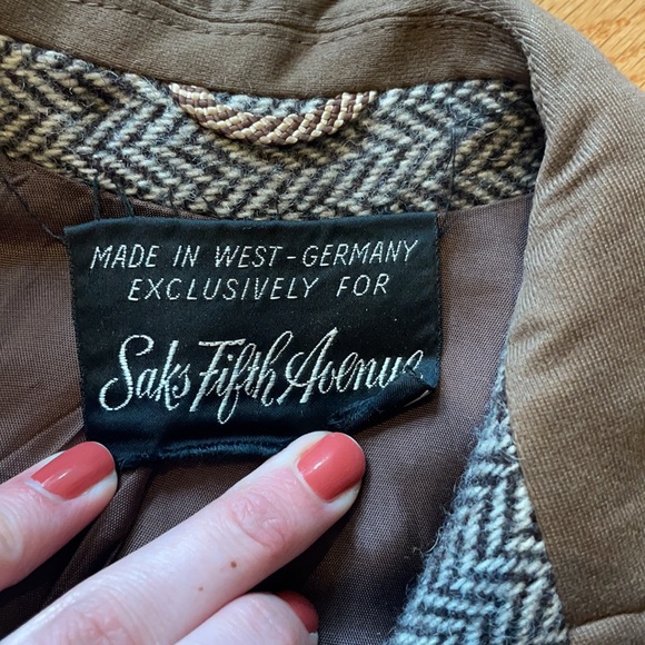 Gorgeous vintage blazer. Such beautiful details. - Picture 3 of 12